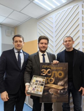 Роснедра подарили коллекцию минералов юным геологам Якутии