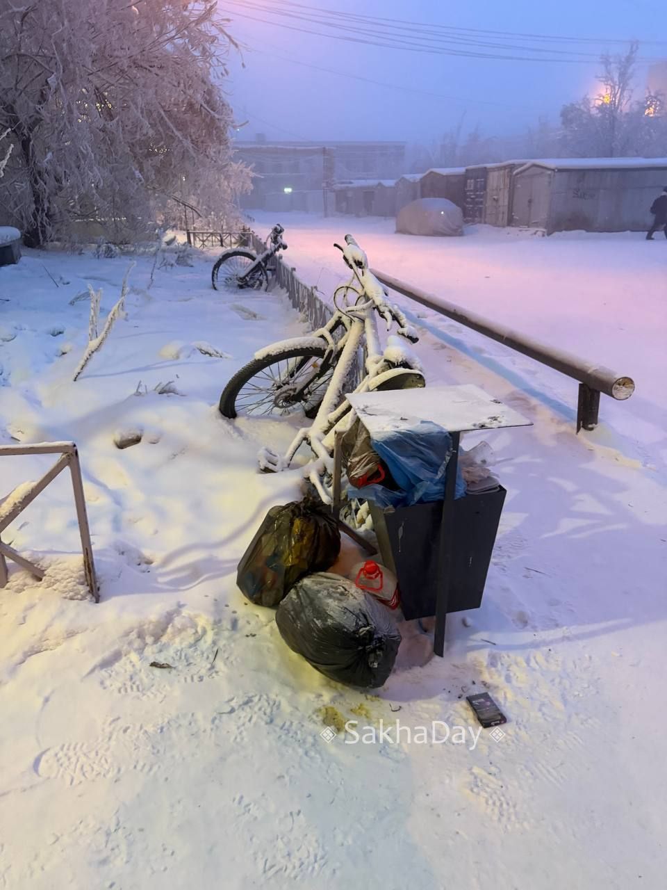 #пишут Некоторые за новогодние каникулы настолько обессилели, что мусор не доносят до баков #дляsakhaday #пишут Некоторые за новогодние каникулы настолько обессилели, что мусор не доносят до баков #дляsakhaday