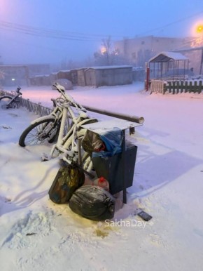 #пишут Некоторые за новогодние каникулы настолько обессилели, что мусор не доносят до баков #дляsakhaday