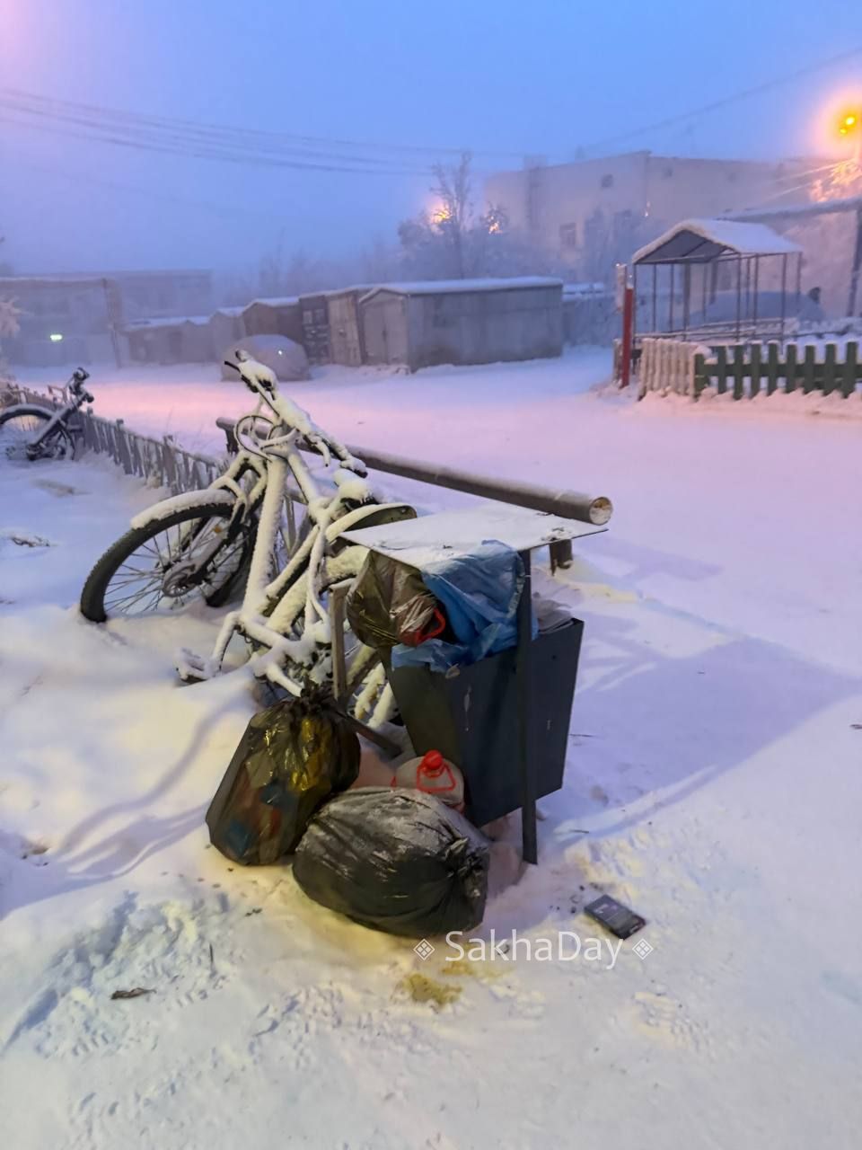 #пишут Некоторые за новогодние каникулы настолько обессилели, что мусор не доносят до баков #дляsakhaday