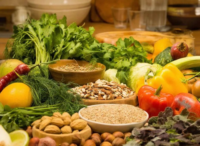 Названы продукты, которые помогут восстановиться после праздников