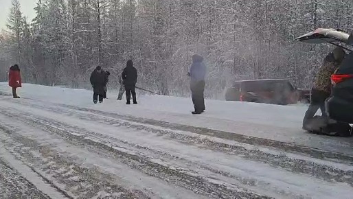 В Якутии автомобиль с туристами из Китая съехал с трассы