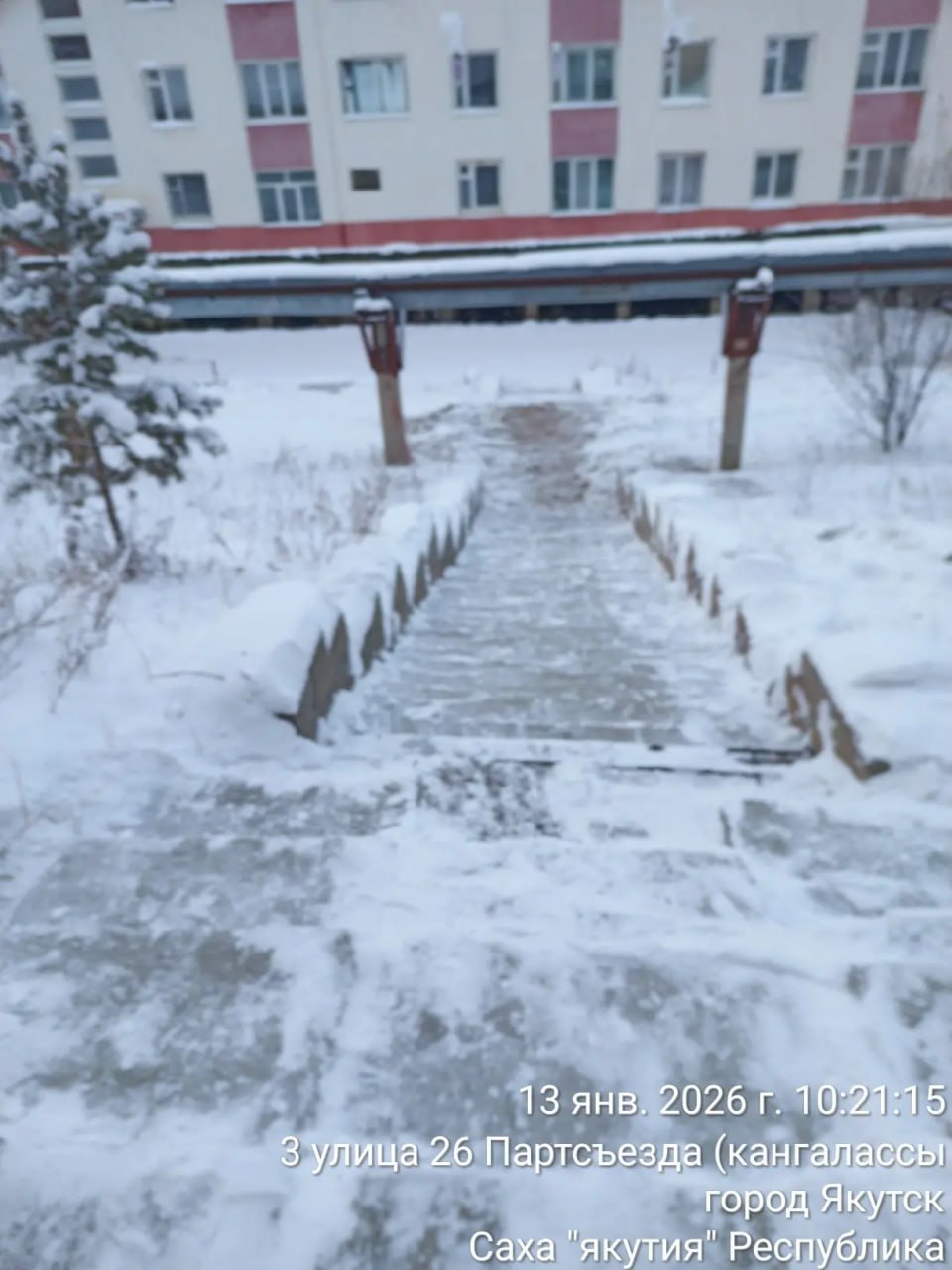 Ежедневная работа муниципальных дворников по очистке лестниц от снега Ежедневная работа муниципальных дворников по очистке лестниц от снега