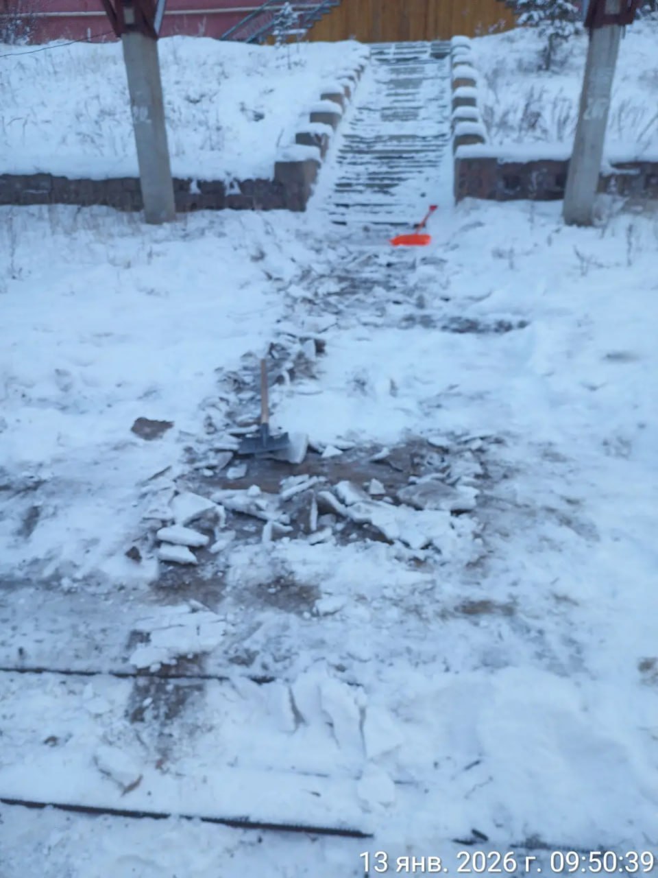 Ежедневная работа муниципальных дворников по очистке лестниц от снега Ежедневная работа муниципальных дворников по очистке лестниц от снега