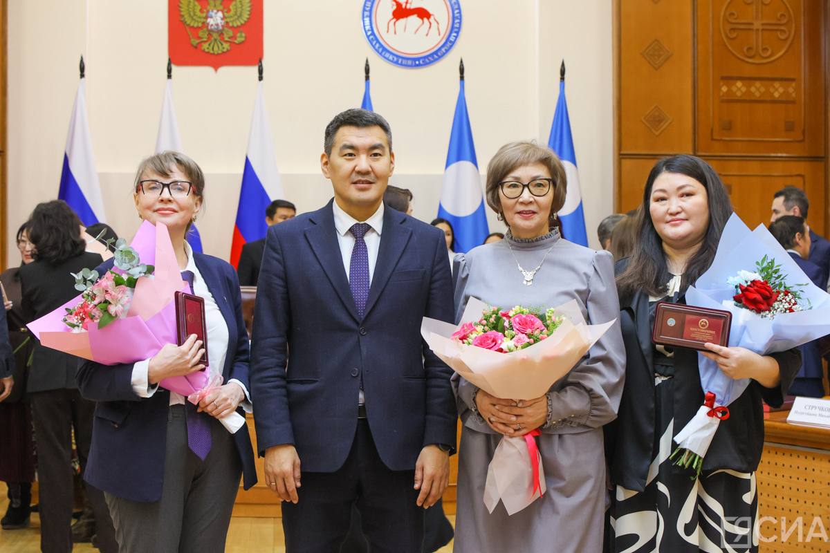 В День российской печати журналистам Якутии вручили награды В День российской печати журналистам Якутии вручили награды