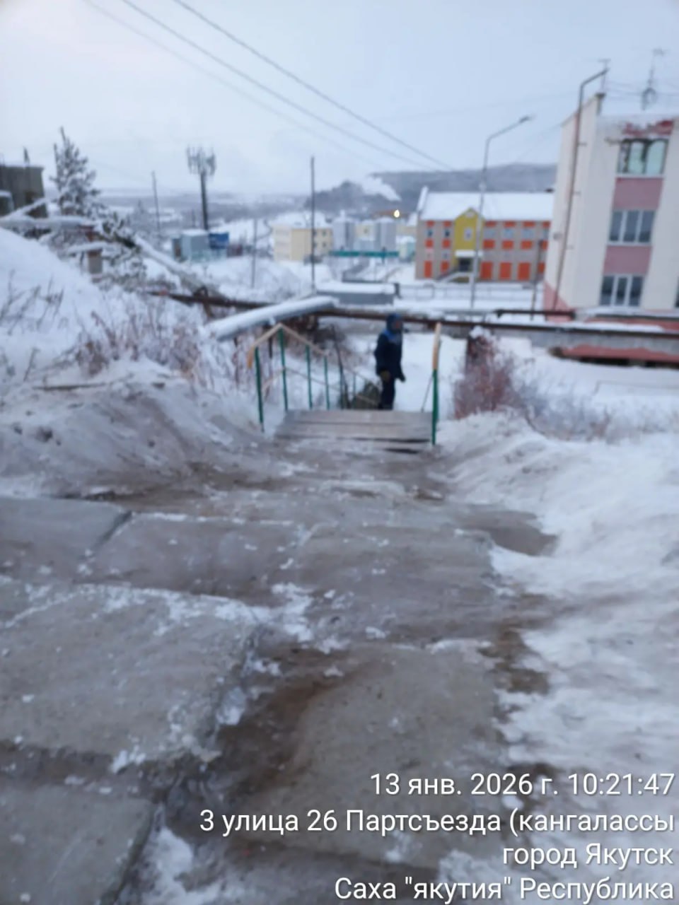 Ежедневная работа муниципальных дворников по очистке лестниц от снега Ежедневная работа муниципальных дворников по очистке лестниц от снега