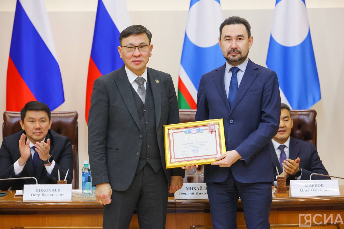 В День российской печати журналистам Якутии вручили награды В День российской печати журналистам Якутии вручили награды