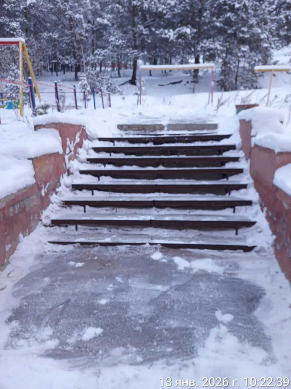 Ежедневная работа муниципальных дворников по очистке лестниц от снега Ежедневная работа муниципальных дворников по очистке лестниц от снега