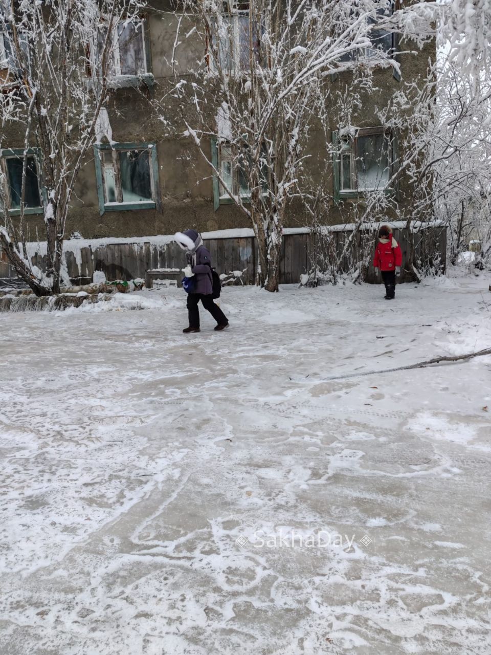 #пишут Вокруг дома по адресу Лонгинова 34/2 разливаются канализационные наледи постоянно, в этом году стало больше