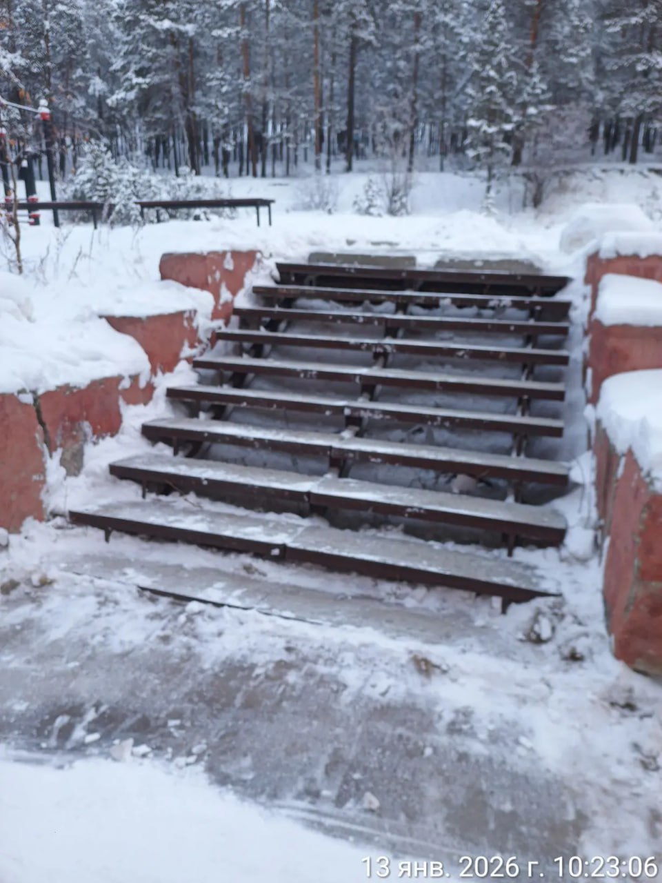 Ежедневная работа муниципальных дворников по очистке лестниц от снега