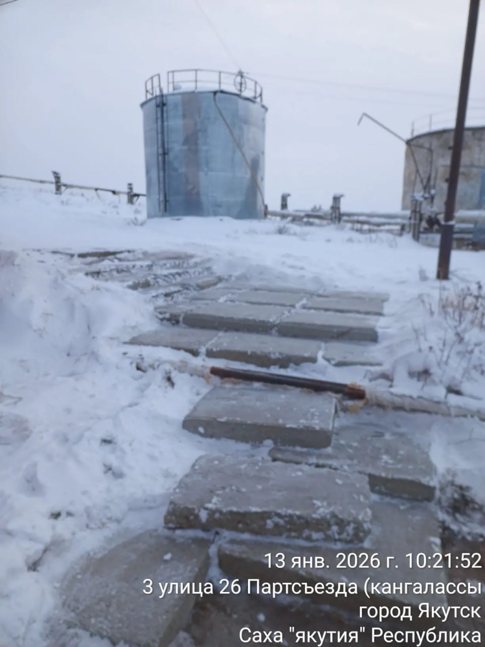 Ежедневная работа муниципальных дворников по очистке лестниц от снега Ежедневная работа муниципальных дворников по очистке лестниц от снега