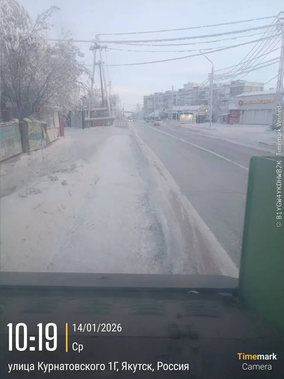 Подрядчик Управы Гагаринского округа проводит работы по уборке тротуаров