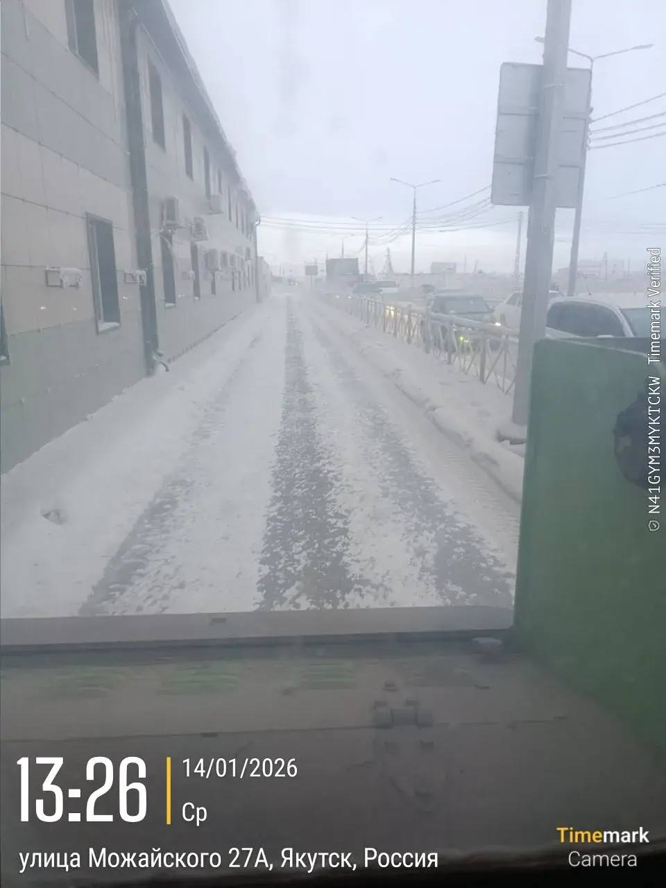 Подрядчик Управы Гагаринского округа проводит работы по уборке тротуаров Подрядчик Управы Гагаринского округа проводит работы по уборке тротуаров