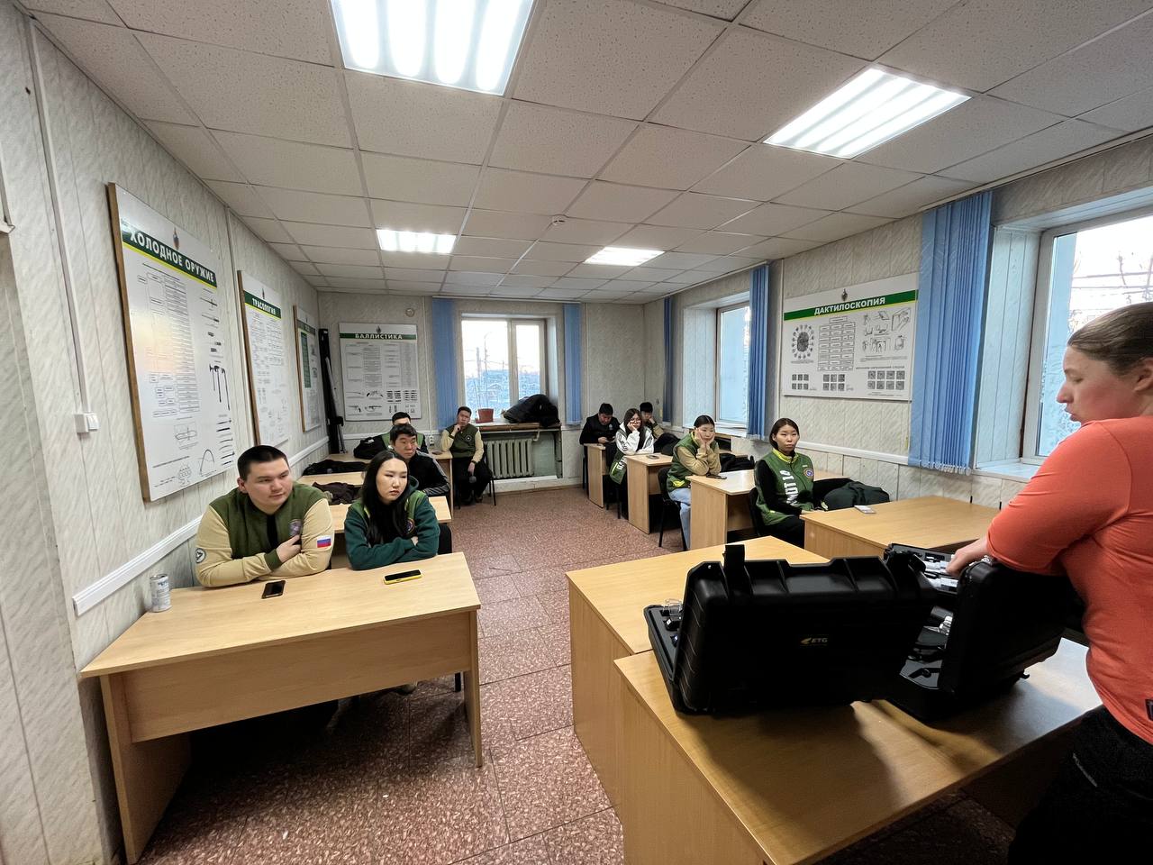 Эксперты-криминалисты полиции поделились тонкостями профессии со студенческим десантом, посетившим с экскурсией ЭКЦ МВД Якутии Эксперты-криминалисты полиции поделились тонкостями профессии со студенческим десантом, посетившим с экскурсией ЭКЦ МВД Якутии