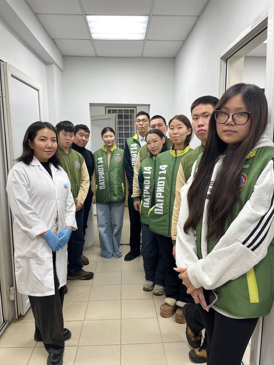 Эксперты-криминалисты полиции поделились тонкостями профессии со студенческим десантом, посетившим с экскурсией ЭКЦ МВД Якутии