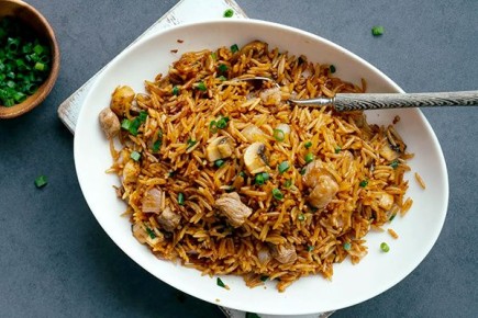 забудьте скучный жареный рис: погрузитесь в мир вкуса с говядиной и грибами
