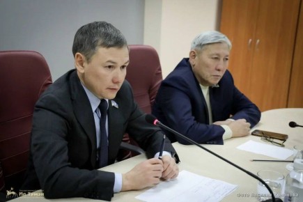 Провёл первое рабочее совещание в качестве председателя землячества Нюрбинского района в городе Якутске с руководителями землячеств поселений Нюрбинского района, проживающими в городе Якутске