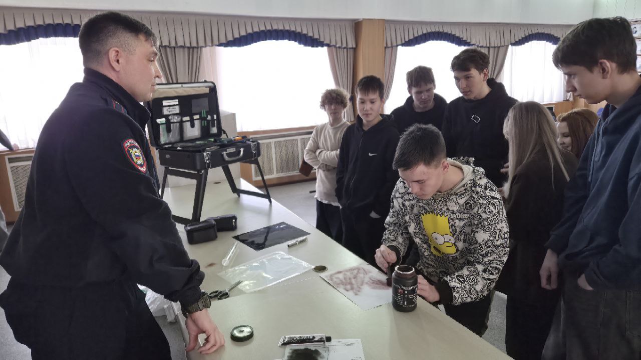 В преддверии молодёжного праздника Дня российского студента в ОМВД России по Нерюнгринскому району при участии членов Общественного совета при ОМВД традиционно прошла акция «Студенческий десант» В преддверии молодёжного праздника Дня российского студента в ОМВД России по Нерюнгринскому району при участии членов Общественного совета при ОМВД традиционно прошла акция «Студенческий десант»