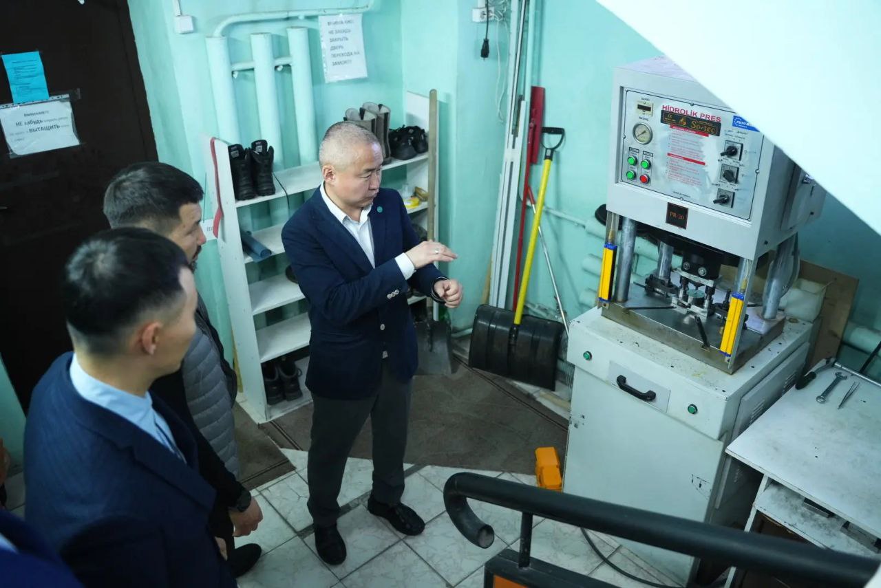 Евгений Григорьев: По приглашению генерального директора ООО «Уруу» Василия Куприянова посетил их предприятие, познакомился с работой ювелиров и дизайнеров, пообщался с людьми Евгений Григорьев: По приглашению генерального директора ООО «Уруу» Василия Куприянова посетил их предприятие, познакомился с работой ювелиров и дизайнеров, пообщался с людьми