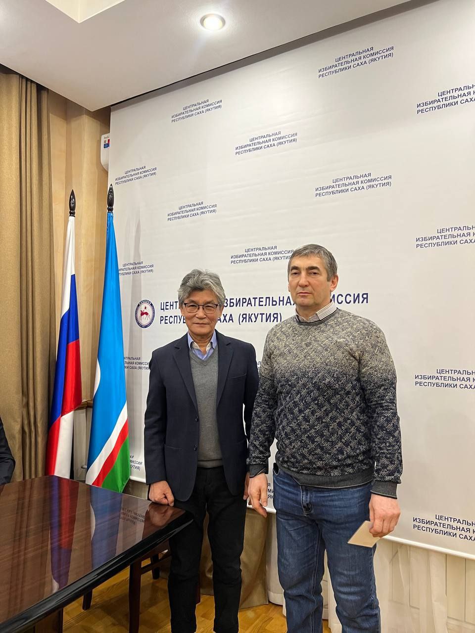 Сегодня председатель Центризбиркома Якутии Евгений Федоров вручил удостоверение об избрании народным депутатом Республики Саха (Якутия) седьмого созыва Степанову Вячеславу Владимировичу