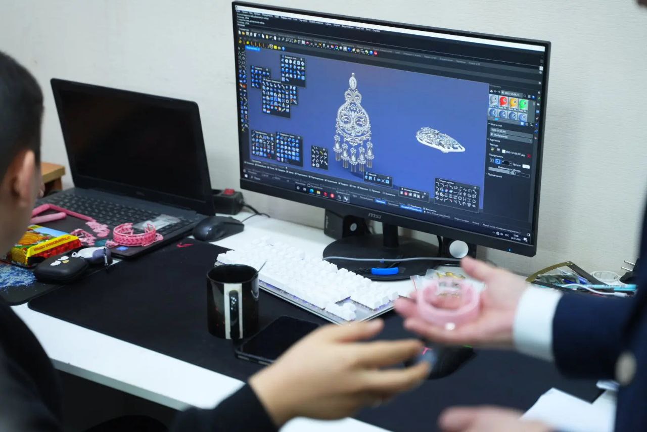 Евгений Григорьев: По приглашению генерального директора ООО «Уруу» Василия Куприянова посетил их предприятие, познакомился с работой ювелиров и дизайнеров, пообщался с людьми Евгений Григорьев: По приглашению генерального директора ООО «Уруу» Василия Куприянова посетил их предприятие, познакомился с работой ювелиров и дизайнеров, пообщался с людьми