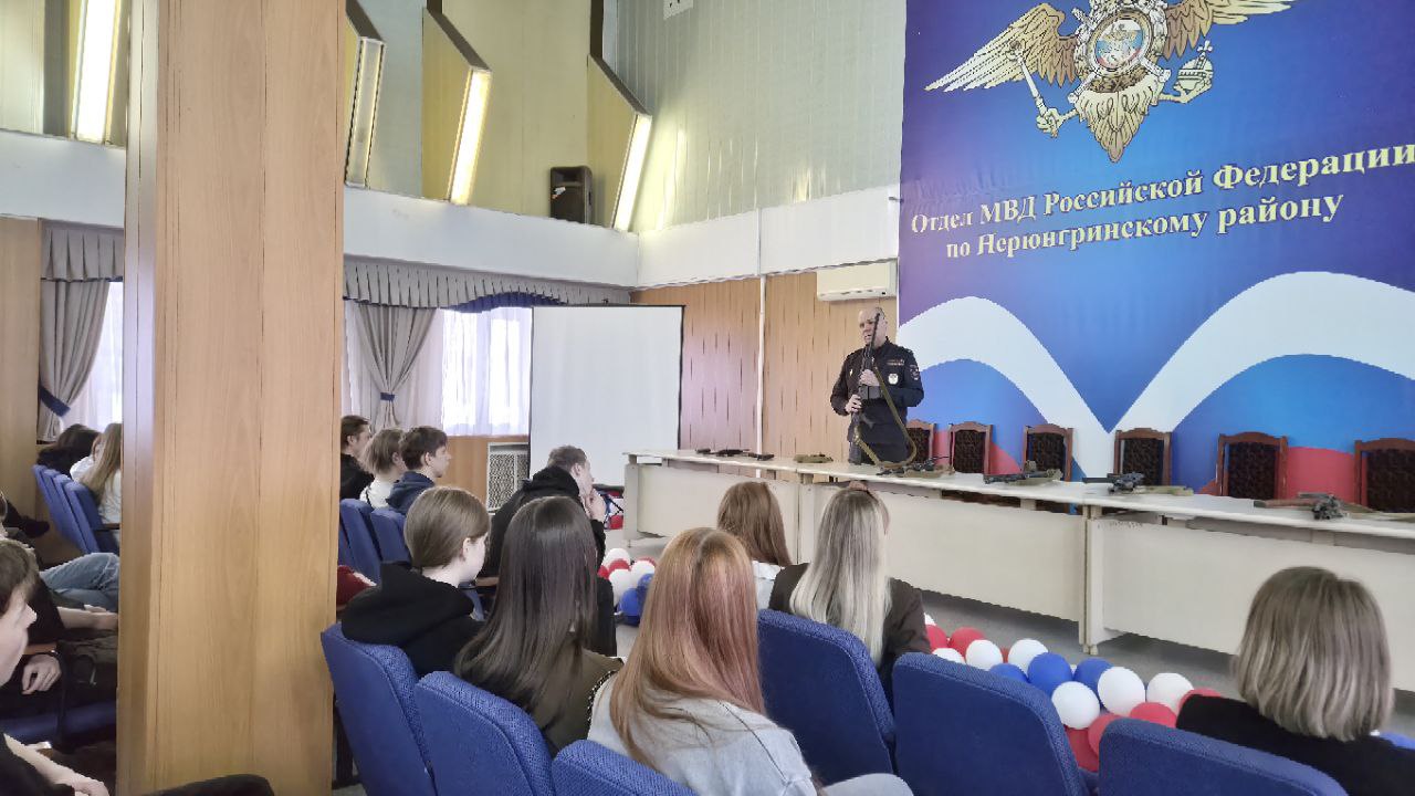 В преддверии молодёжного праздника Дня российского студента в ОМВД России по Нерюнгринскому району при участии членов Общественного совета при ОМВД традиционно прошла акция «Студенческий десант» В преддверии молодёжного праздника Дня российского студента в ОМВД России по Нерюнгринскому району при участии членов Общественного совета при ОМВД традиционно прошла акция «Студенческий десант»