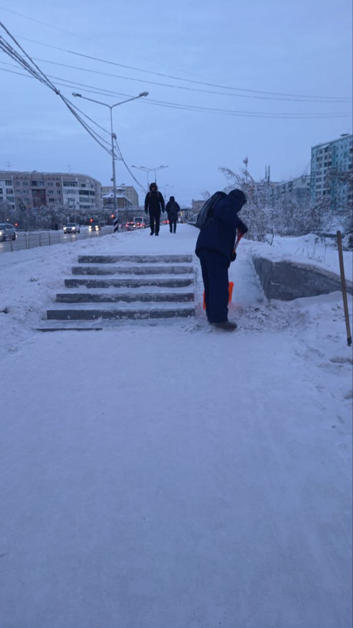Ежедневно муниципальные дворники Губинского округа неустанно трудятся, обеспечивая качественную и своевременную расчистку снега Ежедневно муниципальные дворники Губинского округа неустанно трудятся, обеспечивая качественную и своевременную расчистку снега