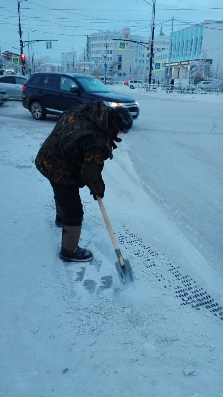 Ежедневно муниципальные дворники Губинского округа неустанно трудятся, обеспечивая качественную и своевременную расчистку снега Ежедневно муниципальные дворники Губинского округа неустанно трудятся, обеспечивая качественную и своевременную расчистку снега
