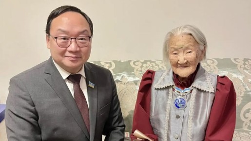 Георгий Степанов поздравил якутянку Анну Атласову с вековым юбилеем