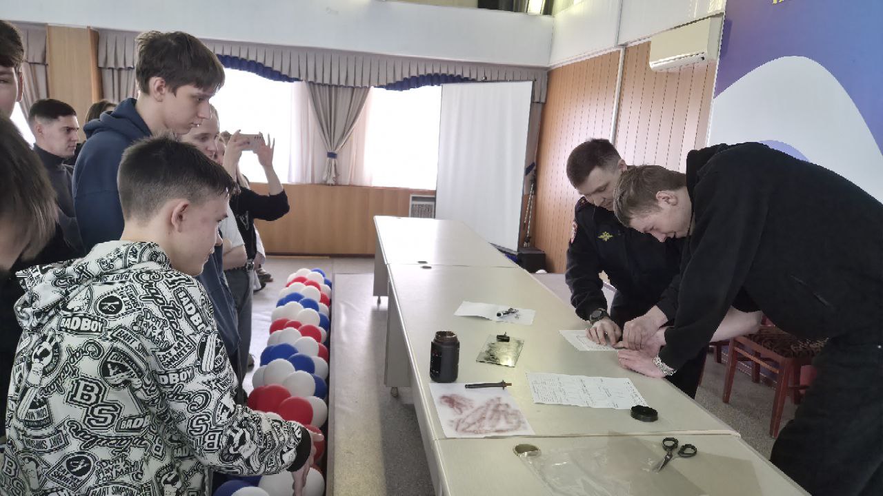 В преддверии молодёжного праздника Дня российского студента в ОМВД России по Нерюнгринскому району при участии членов Общественного совета при ОМВД традиционно прошла акция «Студенческий десант» В преддверии молодёжного праздника Дня российского студента в ОМВД России по Нерюнгринскому району при участии членов Общественного совета при ОМВД традиционно прошла акция «Студенческий десант»