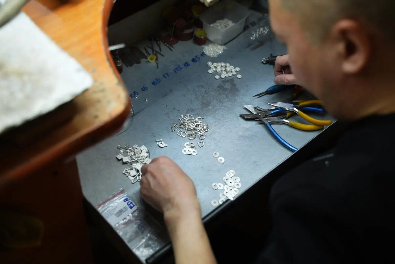 Евгений Григорьев: По приглашению генерального директора ООО «Уруу» Василия Куприянова посетил их предприятие, познакомился с работой ювелиров и дизайнеров, пообщался с людьми Евгений Григорьев: По приглашению генерального директора ООО «Уруу» Василия Куприянова посетил их предприятие, познакомился с работой ювелиров и дизайнеров, пообщался с людьми