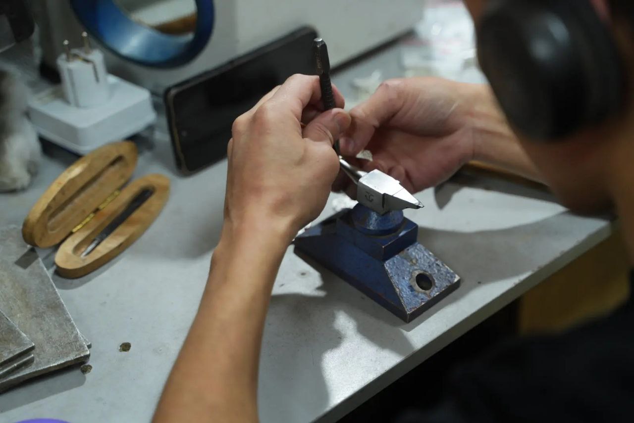 Евгений Григорьев: По приглашению генерального директора ООО «Уруу» Василия Куприянова посетил их предприятие, познакомился с работой ювелиров и дизайнеров, пообщался с людьми Евгений Григорьев: По приглашению генерального директора ООО «Уруу» Василия Куприянова посетил их предприятие, познакомился с работой ювелиров и дизайнеров, пообщался с людьми