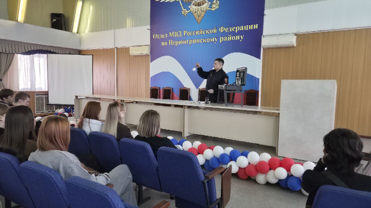 В преддверии молодёжного праздника Дня российского студента в ОМВД России по Нерюнгринскому району при участии членов Общественного совета при ОМВД традиционно прошла акция «Студенческий десант» В преддверии молодёжного праздника Дня российского студента в ОМВД России по Нерюнгринскому району при участии членов Общественного совета при ОМВД традиционно прошла акция «Студенческий десант»