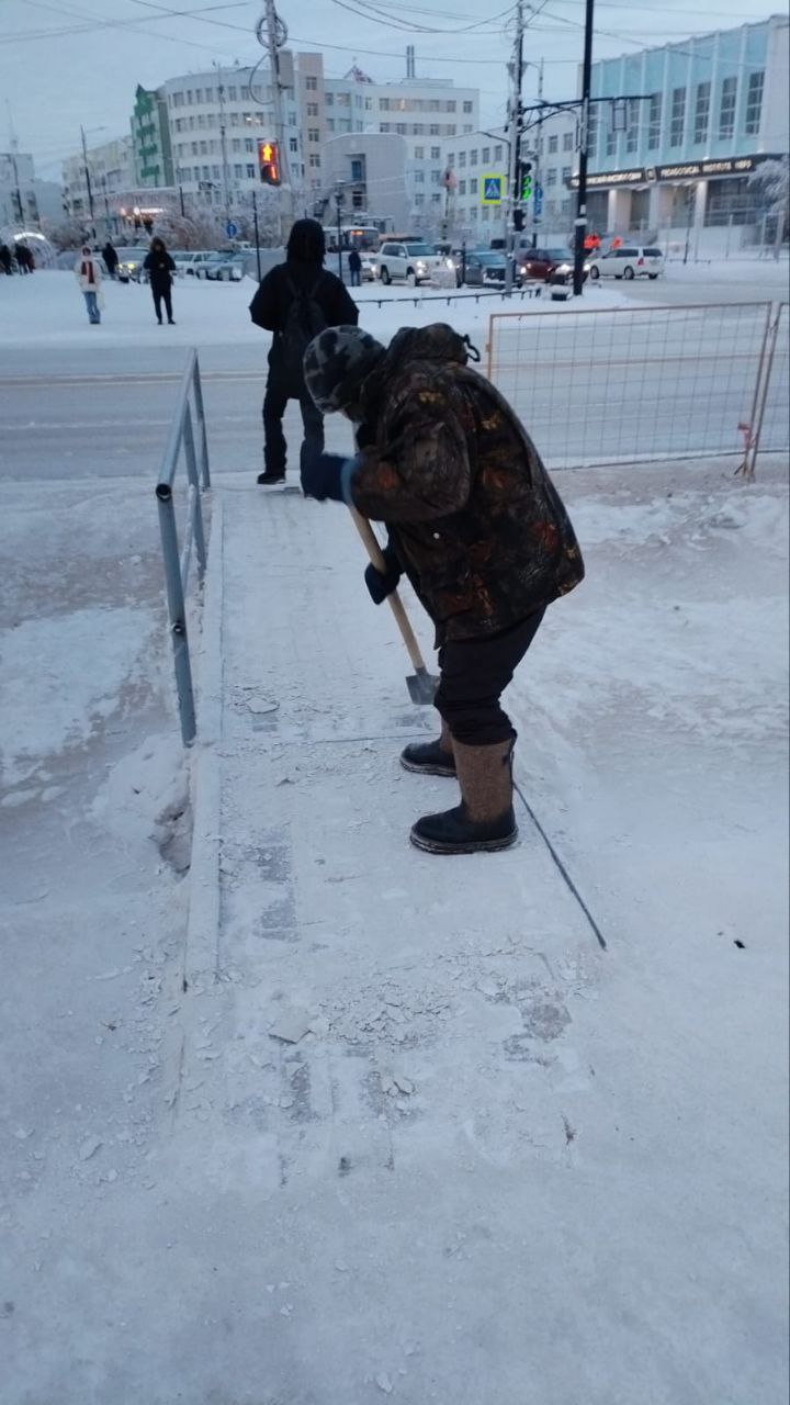 Ежедневно муниципальные дворники Губинского округа неустанно трудятся, обеспечивая качественную и своевременную расчистку снега