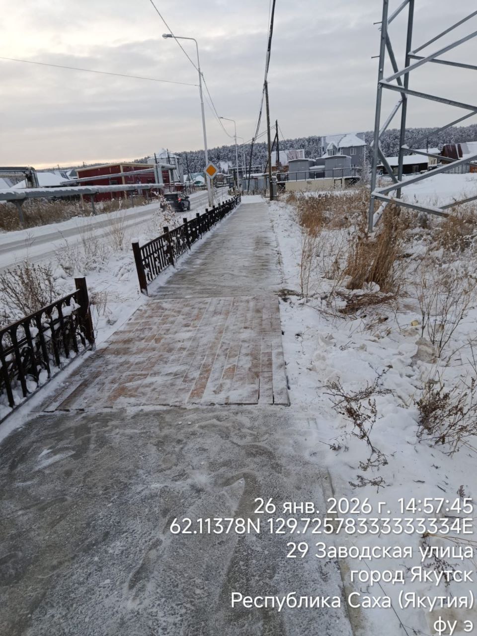 За чистыми тротуарами стоят конкретные люди - муниципальные дворники в промокшей от снега одежде За чистыми тротуарами стоят конкретные люди - муниципальные дворники в промокшей от снега одежде