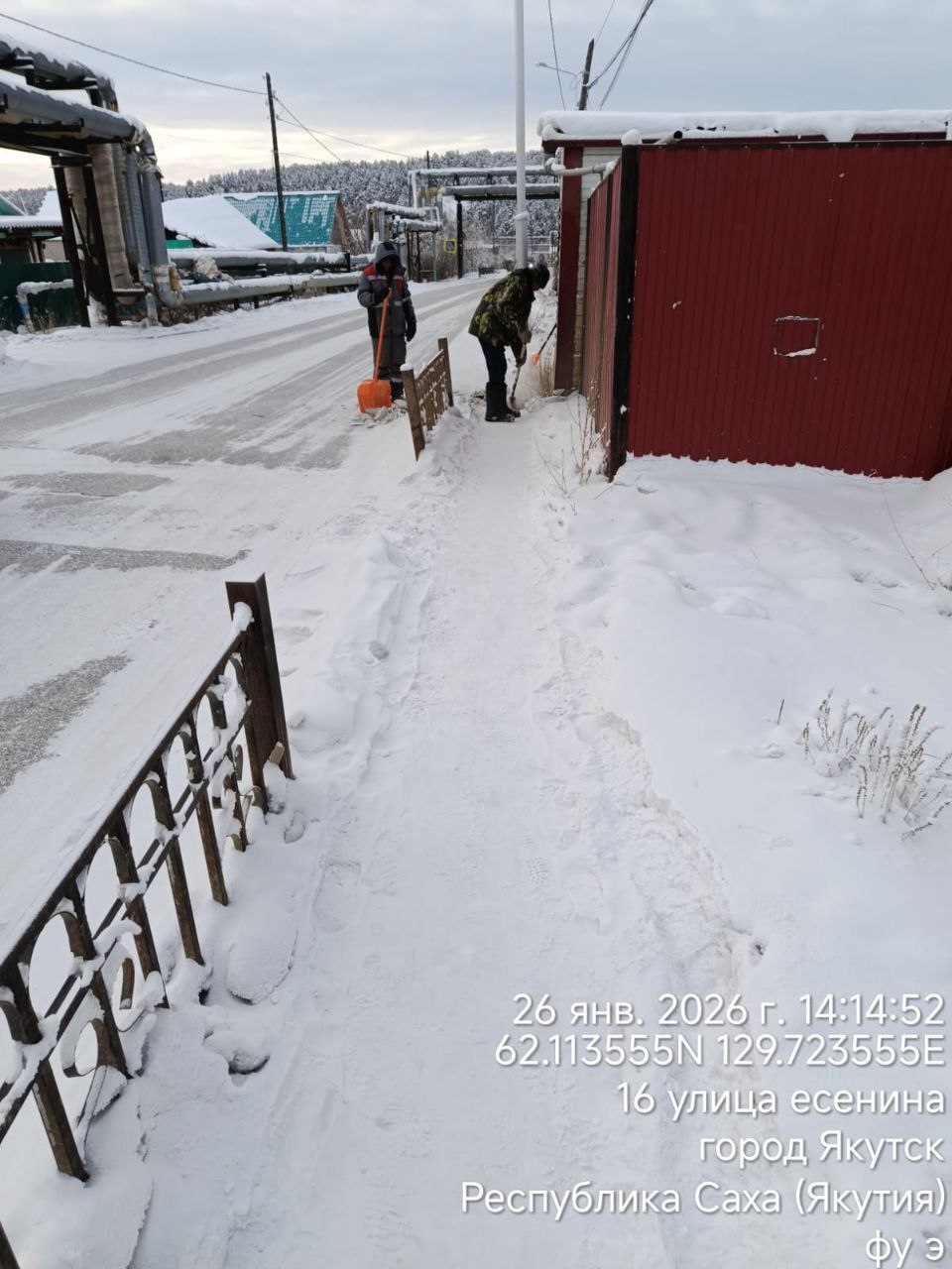 За чистыми тротуарами стоят конкретные люди - муниципальные дворники в промокшей от снега одежде За чистыми тротуарами стоят конкретные люди - муниципальные дворники в промокшей от снега одежде