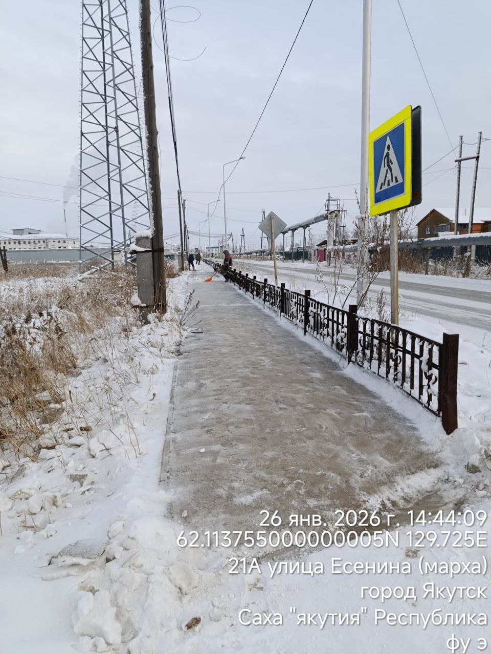 За чистыми тротуарами стоят конкретные люди - муниципальные дворники в промокшей от снега одежде За чистыми тротуарами стоят конкретные люди - муниципальные дворники в промокшей от снега одежде