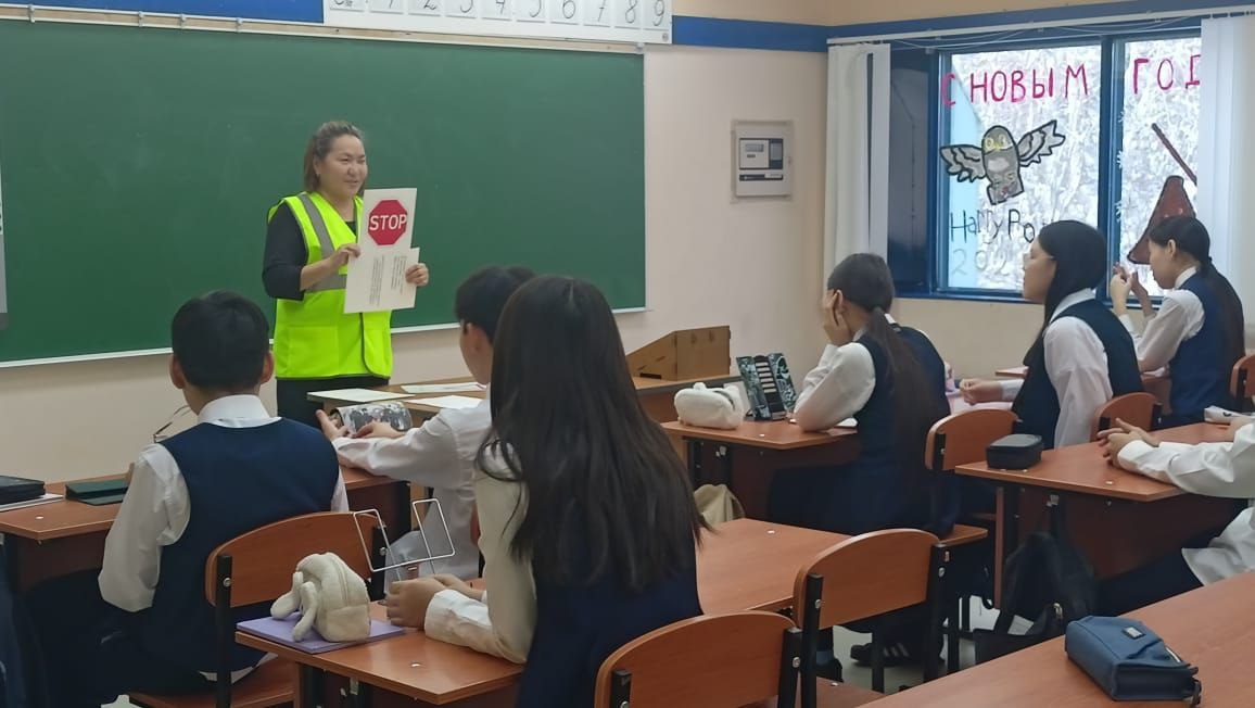 Дорога без опасности: Сотрудники Госавтоинспекции и дорожники провели урок безопасности для юных музыкантов Якутии Дорога без опасности: Сотрудники Госавтоинспекции и дорожники провели урок безопасности для юных музыкантов Якутии