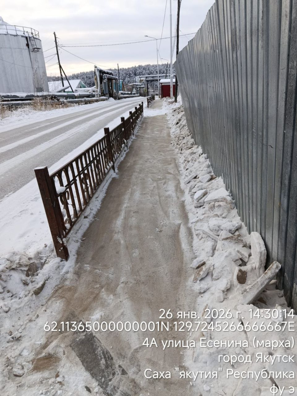 За чистыми тротуарами стоят конкретные люди - муниципальные дворники в промокшей от снега одежде За чистыми тротуарами стоят конкретные люди - муниципальные дворники в промокшей от снега одежде