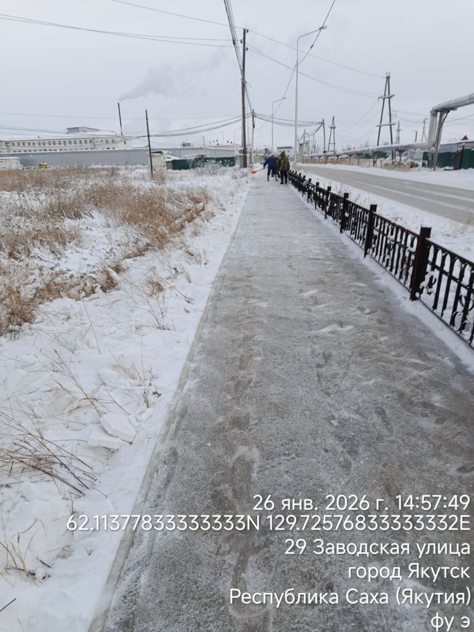 За чистыми тротуарами стоят конкретные люди - муниципальные дворники в промокшей от снега одежде За чистыми тротуарами стоят конкретные люди - муниципальные дворники в промокшей от снега одежде
