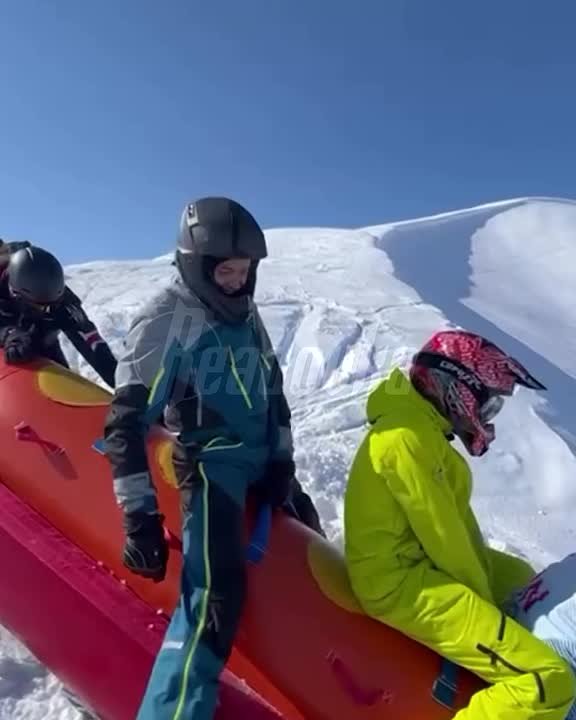 С горы на «банане» — в Якутии экстремалы чудом остались живы после спуска