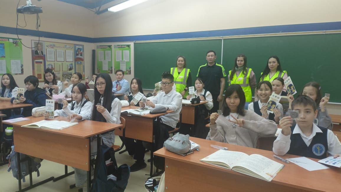 Дорога без опасности: Сотрудники Госавтоинспекции и дорожники провели урок безопасности для юных музыкантов Якутии Дорога без опасности: Сотрудники Госавтоинспекции и дорожники провели урок безопасности для юных музыкантов Якутии