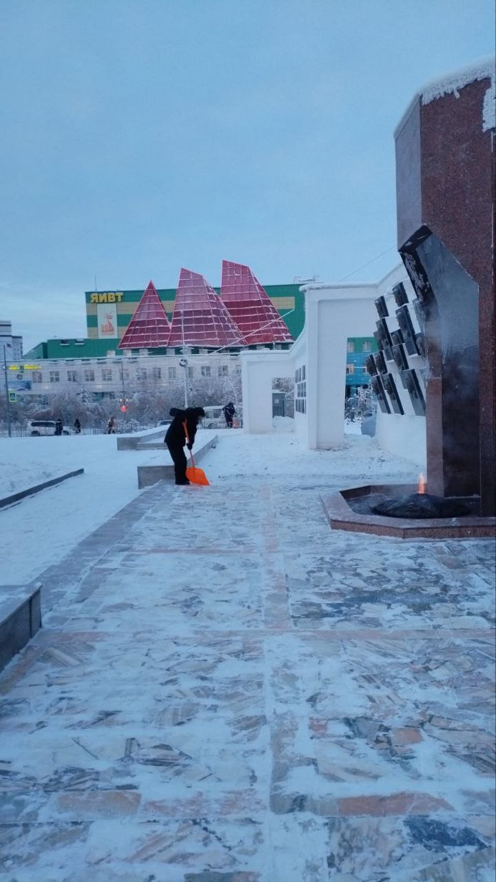 Наши дворники заботливо и тщательно расчищают площадь Победы от снега, создавая комфортные и безопасные условия для горожан Наши дворники заботливо и тщательно расчищают площадь Победы от снега, создавая комфортные и безопасные условия для горожан