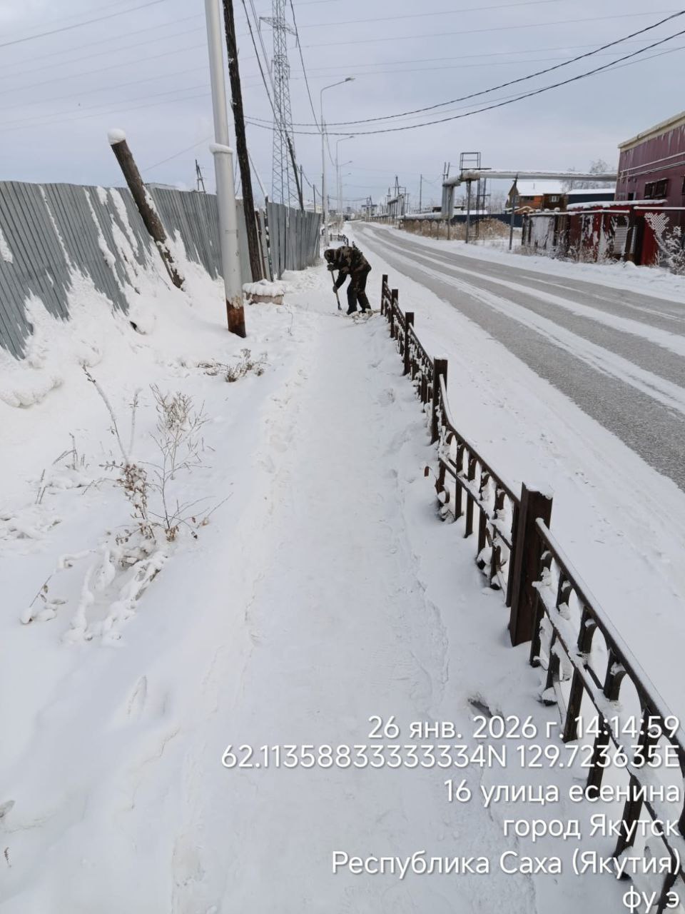 За чистыми тротуарами стоят конкретные люди - муниципальные дворники в промокшей от снега одежде За чистыми тротуарами стоят конкретные люди - муниципальные дворники в промокшей от снега одежде