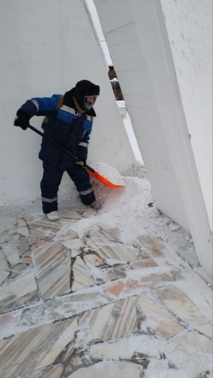 Наши дворники заботливо и тщательно расчищают площадь Победы от снега, создавая комфортные и безопасные условия для горожан Наши дворники заботливо и тщательно расчищают площадь Победы от снега, создавая комфортные и безопасные условия для горожан