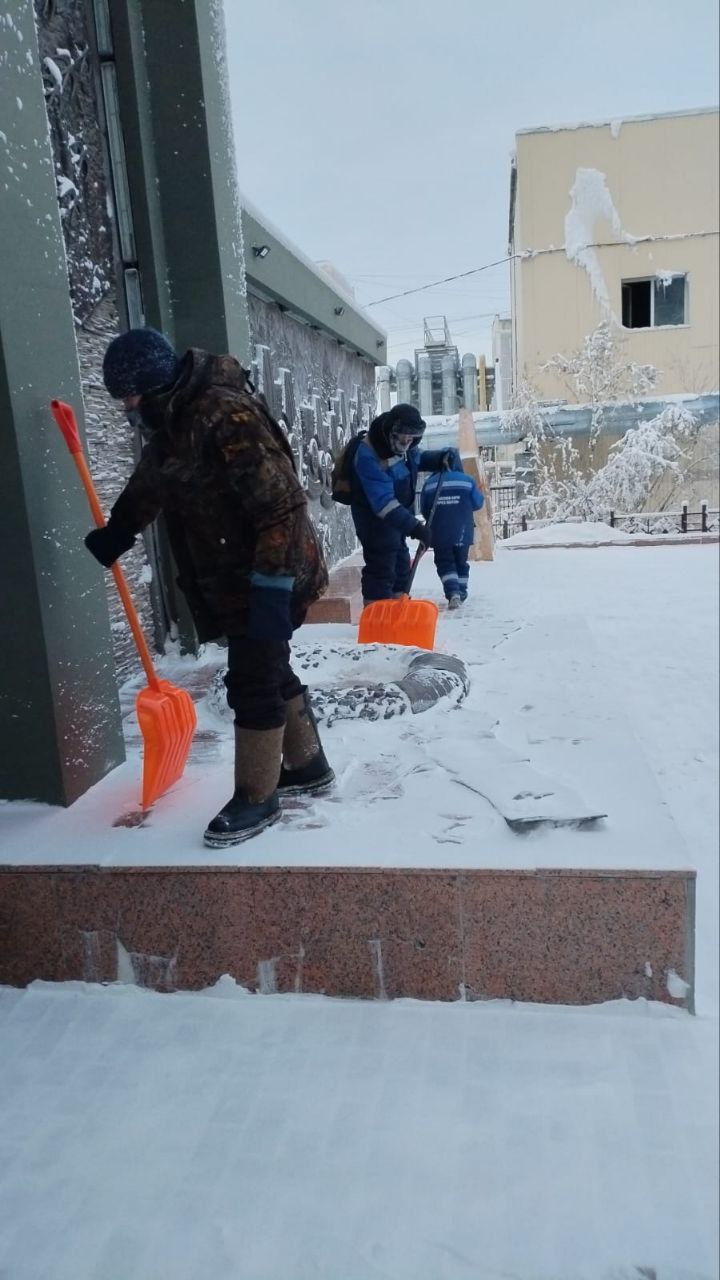 Наши дворники заботливо и тщательно расчищают площадь Победы от снега, создавая комфортные и безопасные условия для горожан Наши дворники заботливо и тщательно расчищают площадь Победы от снега, создавая комфортные и безопасные условия для горожан
