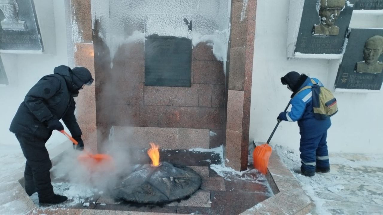 Наши дворники заботливо и тщательно расчищают площадь Победы от снега, создавая комфортные и безопасные условия для горожан Наши дворники заботливо и тщательно расчищают площадь Победы от снега, создавая комфортные и безопасные условия для горожан