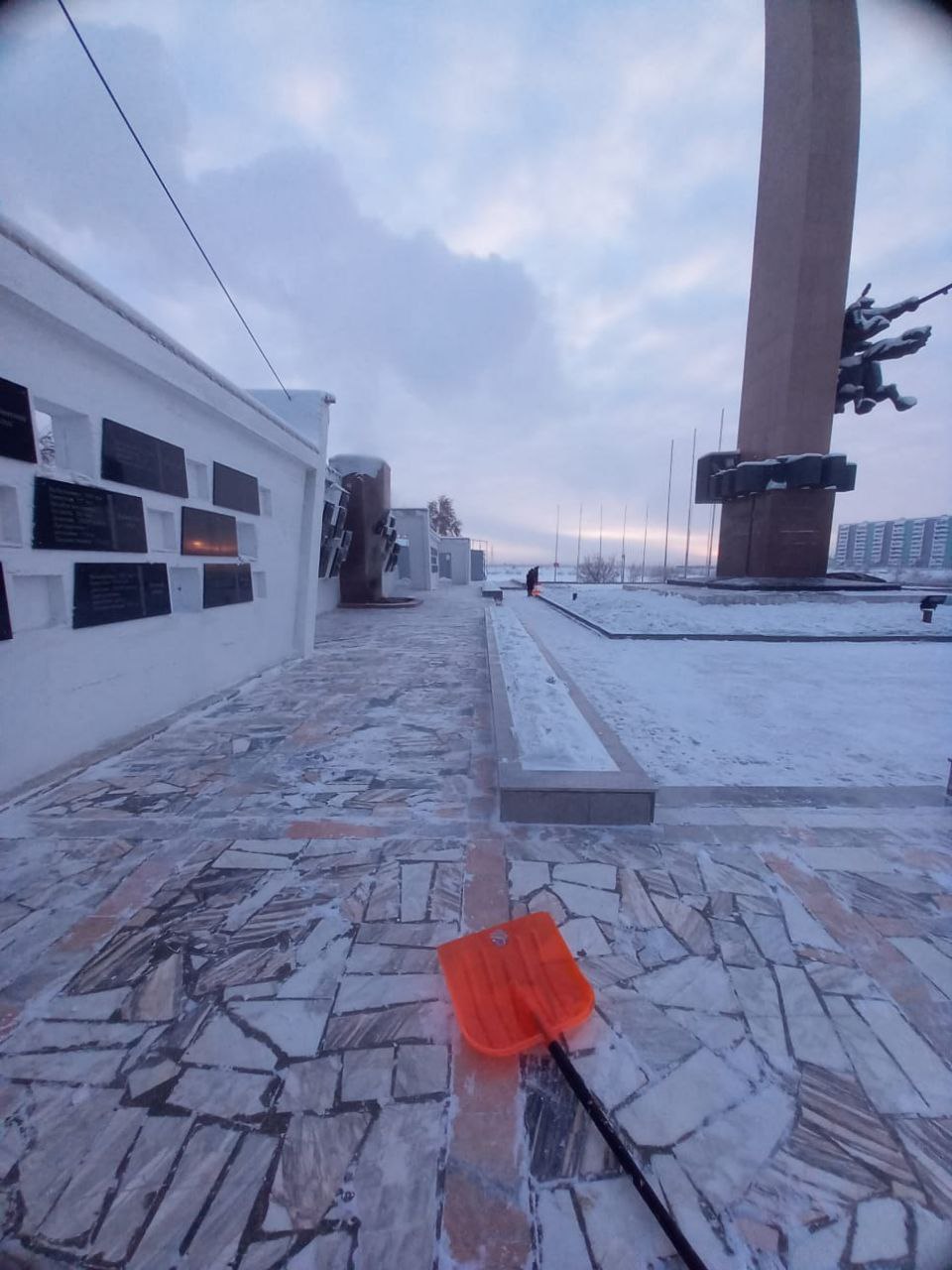 Наши дворники заботливо и тщательно расчищают площадь Победы от снега, создавая комфортные и безопасные условия для горожан Наши дворники заботливо и тщательно расчищают площадь Победы от снега, создавая комфортные и безопасные условия для горожан