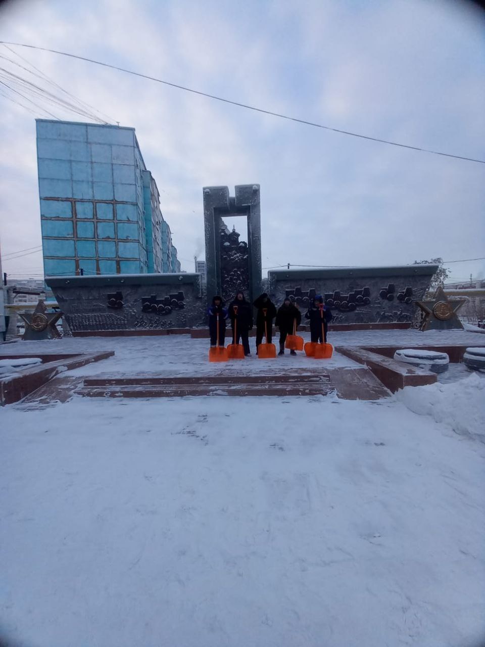 Наши дворники заботливо и тщательно расчищают площадь Победы от снега, создавая комфортные и безопасные условия для горожан Наши дворники заботливо и тщательно расчищают площадь Победы от снега, создавая комфортные и безопасные условия для горожан