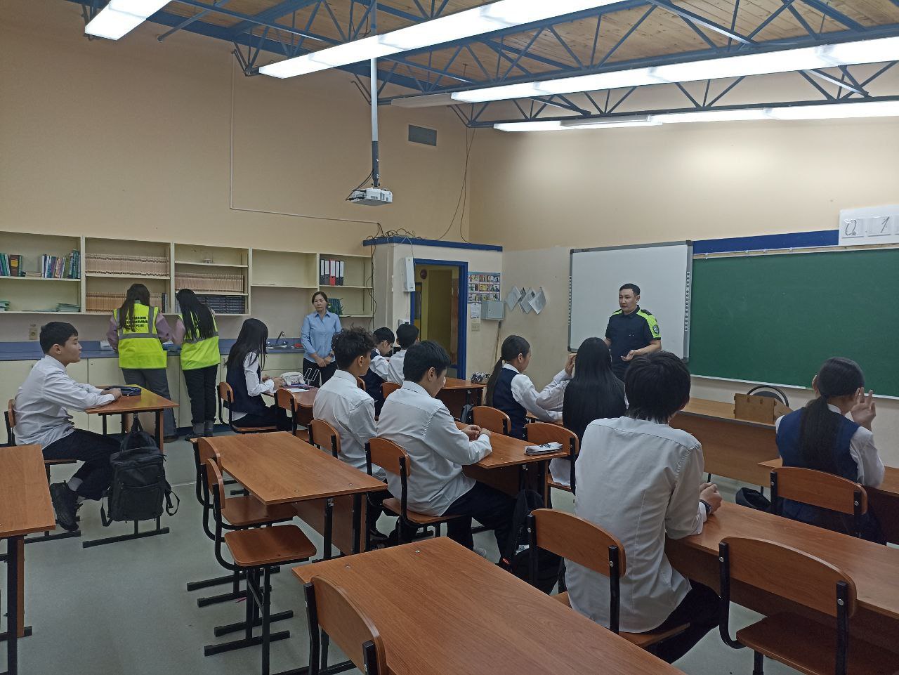 Дорога без опасности: Сотрудники Госавтоинспекции и дорожники провели урок безопасности для юных музыкантов Якутии Дорога без опасности: Сотрудники Госавтоинспекции и дорожники провели урок безопасности для юных музыкантов Якутии